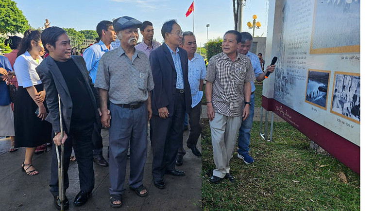 Các đại biểu tham quan Triển lãm " Năm tháng chưa xa".