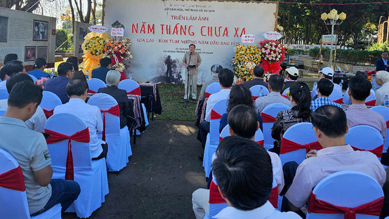 Triển lãm thu hút đông đảo các đại biểu và người dân tham dự.