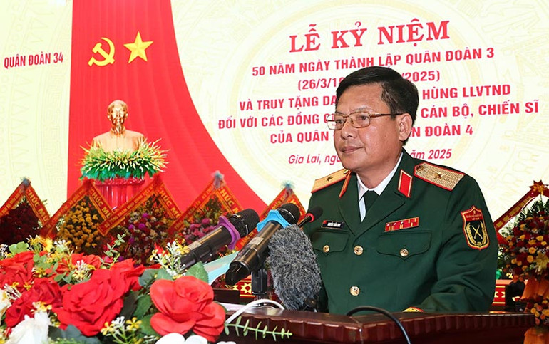 Thiếu tướng Nguyễn Trần Long - Phó Chính ủy Quân đoàn 34 đọc báo cáo tại buổi lễ. Thiếu tướng Nguyễn Trần Long - Phó Chính ủy Quân đoàn 34 đọc báo cáo tại buổi lễ.