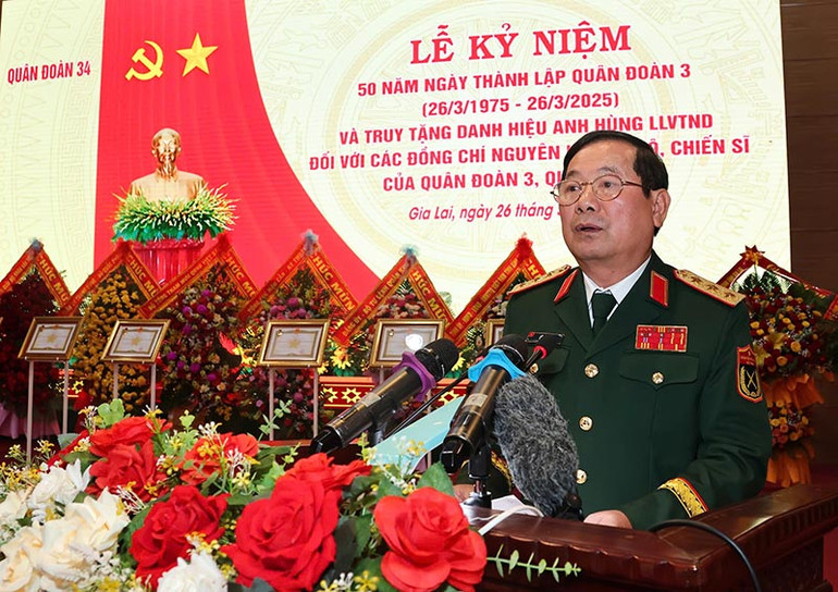 Thượng tướng Lê Huy Vịnh - Ủy viên Ban Chấp hành Trung ương Đảng, Thứ trưởng Quốc phòng phát biểu tại buổi lễ. Thượng tướng Lê Huy Vịnh - Ủy viên Ban Chấp hành Trung ương Đảng, Thứ trưởng Quốc phòng phát biểu tại buổi lễ.