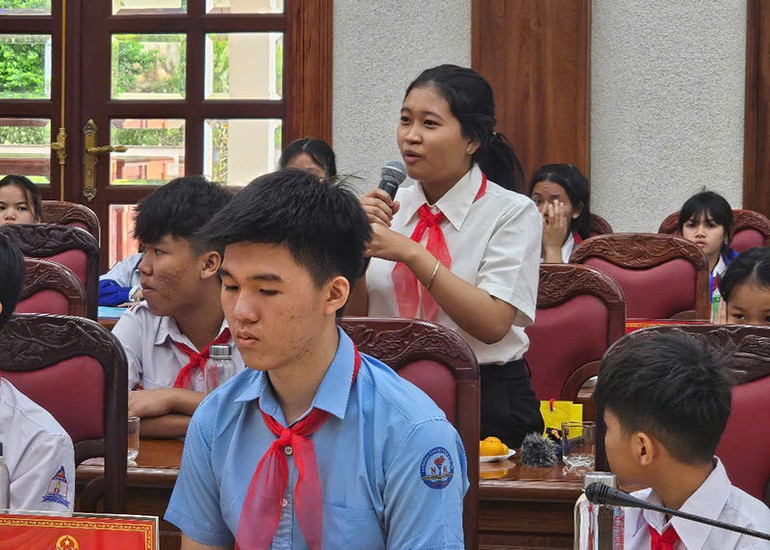 Các em học sinh nêu câu hỏi tại cuộc đối thoại. Các em học sinh nêu câu hỏi tại cuộc đối thoại.