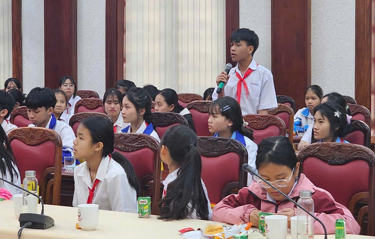 Đã có 24 câu hỏi thuộc 8 nhóm vấn đề được các em học sinh nêu lên tại cuộc đối thoại. Đã có 24 câu hỏi thuộc 8 nhóm vấn đề được các em học sinh nêu lên tại cuộc đối thoại.