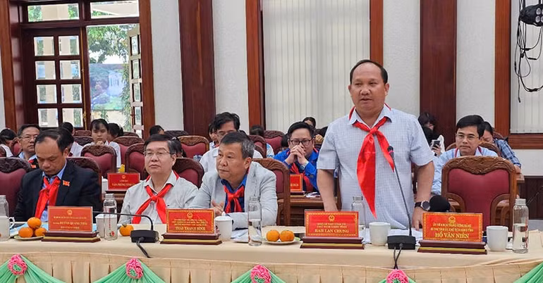 Chủ tịch Ủy ban nhân dân tỉnh Rah Lan Chung phát biểu tại cuộc đối thoại.