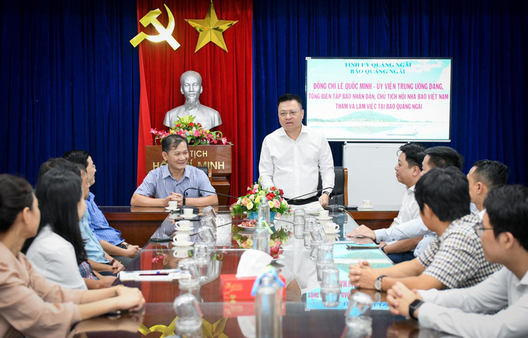 Đồng chí Lê Quốc Minh phát biểu tại buổi làm việc với Báo Quảng Ngãi. (Ảnh: THÀNH ĐẠT)