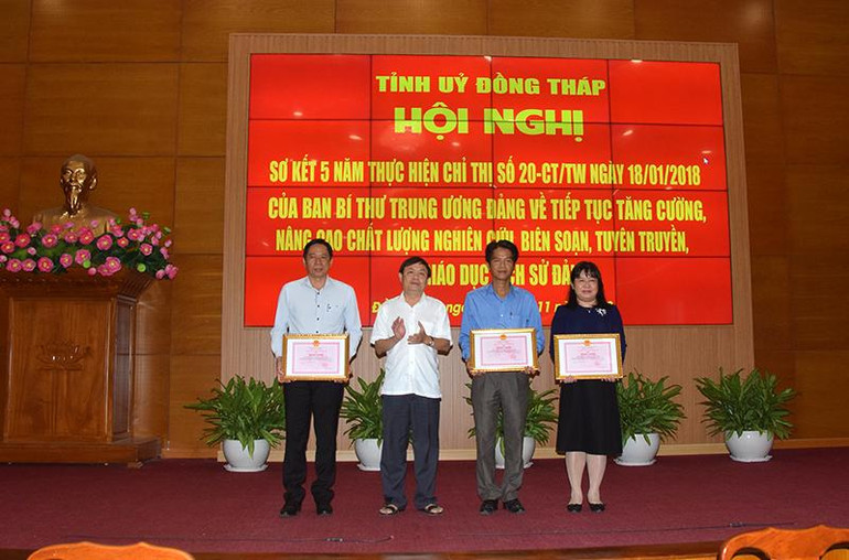 Trao Bằng khen cho 3 tập thể có thành tích xuất sắc. Trao Bằng khen cho 3 tập thể có thành tích xuất sắc.