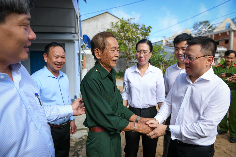 Đồng chí Lê Quốc Minh thăm hỏi, động viên hộ gia đình ông Lê Văn Thạnh, người có công ở thôn Phước Điền, xã Phổ Khánh. (Ảnh: THÀNH ĐẠT)