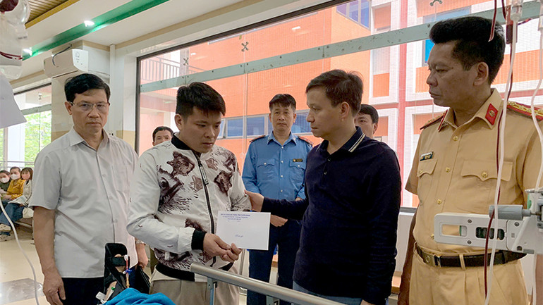 Lãnh đạo Ban An toàn giao thông tỉnh Tuyên Quang đến thăm hỏi, động viên, trao hỗ trợ cho gia đình các nạn nhân. Lãnh đạo Ban An toàn giao thông tỉnh Tuyên Quang đến thăm hỏi, động viên, trao hỗ trợ cho gia đình các nạn nhân.