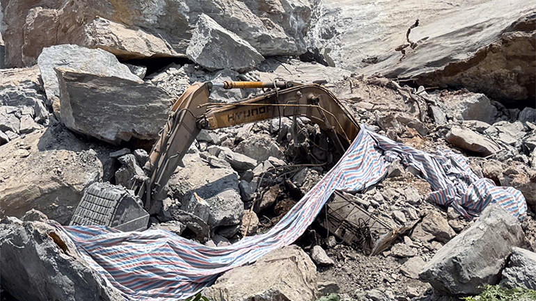 Máy xúc của Công ty trách nhiệm hữu hạn Thiên Sơn Tuyên Quang bị vùi lấp trong đá.