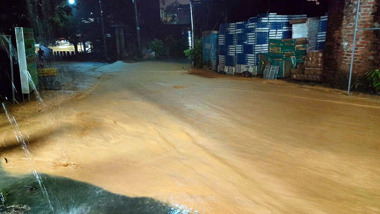 Mưa lớn cũng gây ngập úng tại nhiều tuyến đường trên địa bàn huyện Na Hang, tỉnh Tuyên Quang.