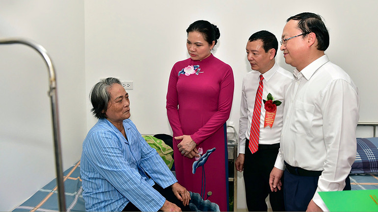 Đồng chí Hà Thị Ngà và đồng chí Đỗ Tiến Sỹ cùng lãnh đạo Bệnh viện thăm hỏi bệnh nhân đang điều trị tại bệnh viện.