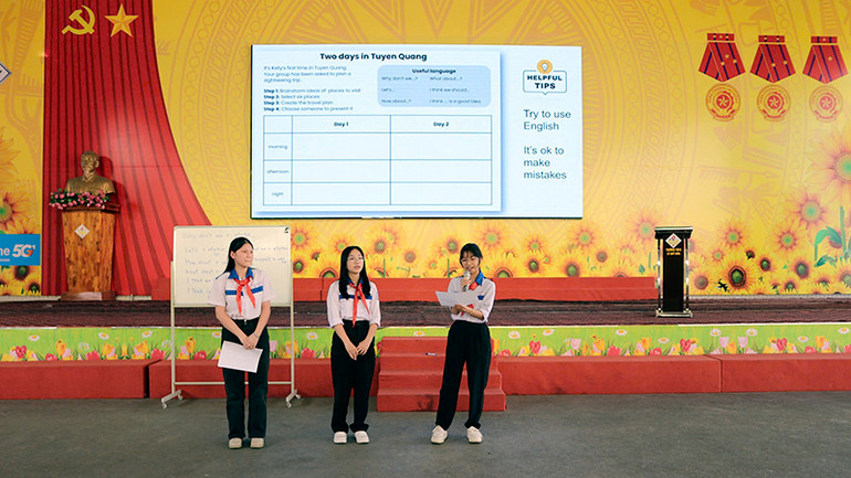 Các em học sinh tự tin trao đổi bài học bằng tiếng Anh.