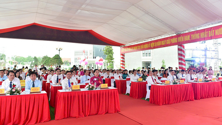 Các đại biểu dự lễ khánh thành tại điểm cầu tỉnh Tuyên Quang.