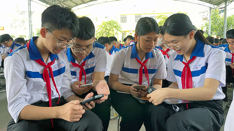 Học sinh sử dụng AI để vẽ tranh theo trí tượng tượng của mình.