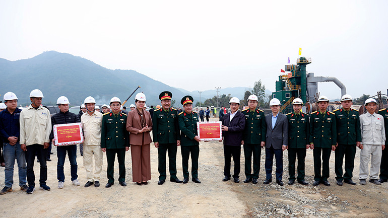 Phó Thủ tướng Chính phủ, Bộ trưởng Ngoại giao Bùi Thanh Sơn cùng lãnh đạo tỉnh Tuyên Quang tặng quà động viên tinh thần cán bộ, công nhân đang thi công tại dự án cao tốc Tuyên Quang-Hà Giang giai đoạn 1, đoạn qua tỉnh Tuyên Quang.