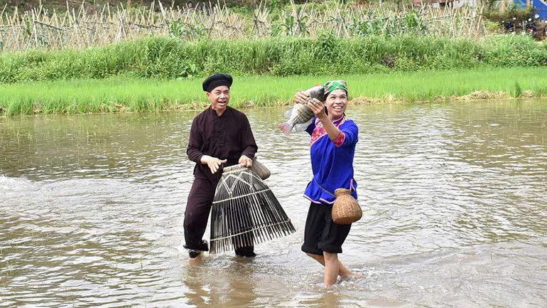 Du khách được trải nghiệm bắt cá bằng nơm khi đến với xã Tân Trào, huyện Sơn Dương, tỉnh Tuyên Quang.