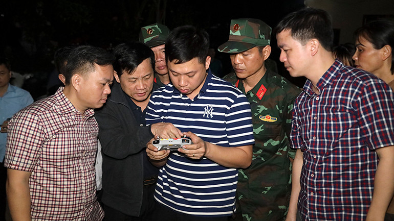 Lãnh đạo UBND tỉnh Tuyên Quang, lãnh đạo huyện Yên Sơn và các lực lượng chức năng sử dụng thiết bị bay không người lái xác định các điểm cháy lớn.