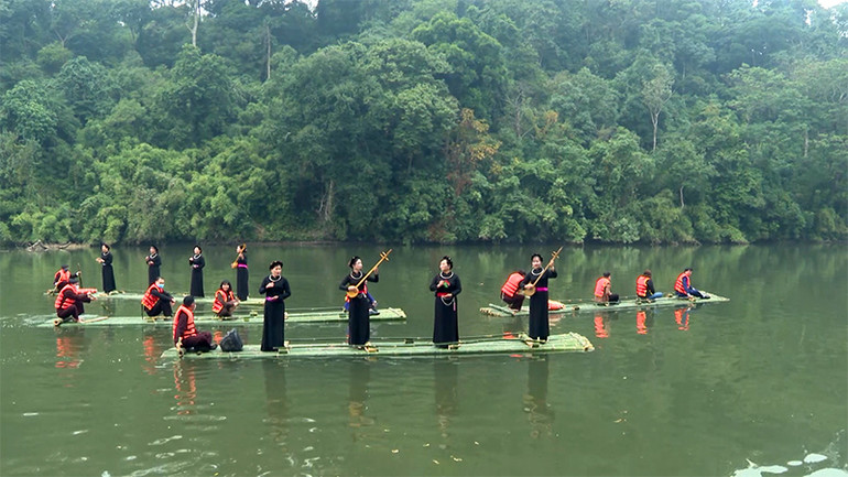 Du khách trải nghiệm bơi mảng nghe hát Then tại Khu di tích lịch sử quốc gia đặc biệt Tân Trào.