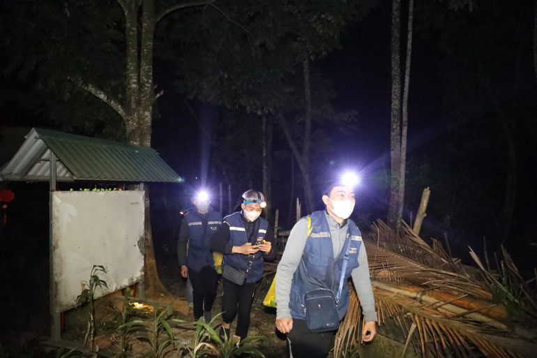 Người dân hỗ trợ mang thức ăn và nước uống lên khu vực chữa cháy cho các lực lượng.