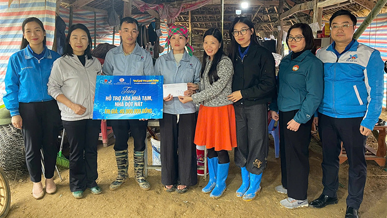 Các đại biểu trao hỗ trợ xây dựng nhà ở cho người dân tại huyện Hàm Yên.