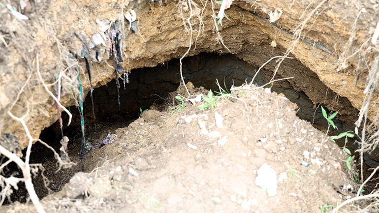 Cận cảnh hố sụt lún.