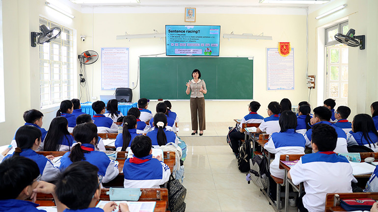 Giáo viên tiếng Anh của Trường trung học cơ sở Lê Quý Đôn, thành phố Tuyên Quang, ứng dụng công nghệ trong giảng dạy.