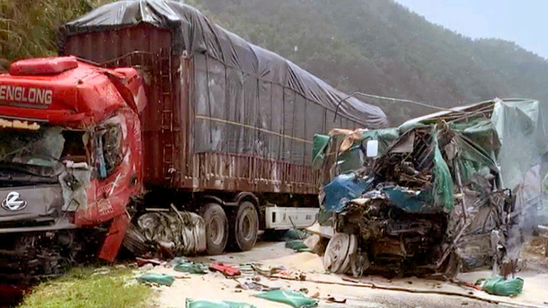 Hai xe ô-tô bị hư hỏng nặng sau cú va chạm.