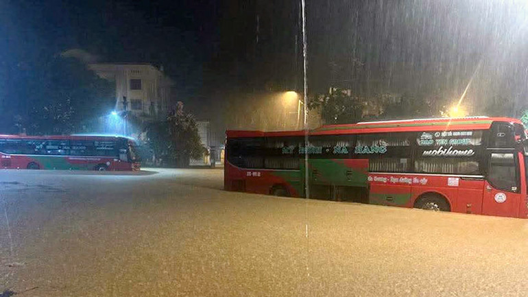 Bến xe khách tại thị trấn Na Hang, huyện Na Hang, tỉnh Tuyên Quang bị ngập úng.