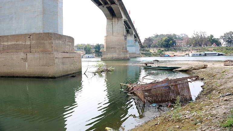 Mực nước sông Lô đoạn qua thành phố Tuyên Quang xuống thấp kỷ lục ở mức 11,25m, là mức nước thấp chưa từng có trong nhiều năm qua. .