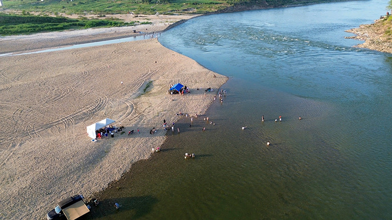 Bãi soi Tình Húc trên sông Lô tiếp giáp giữa phường Nông Tiến và Hưng Thành, thành phố Tuyên Quang đã trở thành bãi tắm tự phát của người dân.