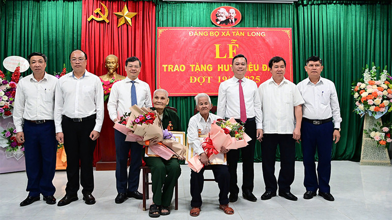 Đồng chí Nguyễn Văn Sơn, Phó Bí thư Tỉnh ủy, Chủ tịch Ủy ban nhân dân tỉnh Tuyên Quang và lãnh đạo huyện Yên Sơn trao tặng Huy hiệu 75 tuổi Đảng cho đảng viên Nguyễn Hoàng Phích, chi bộ thôn 3 và Huy hiệu 60 năm tuổi Đảng cho đảng viên Hà Xuân Thái, chi bộ thôn 11, Đảng bộ xã Tân Long.