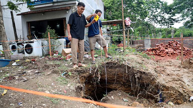 Hố sụt lún có chiều sâu khoảng 6m.