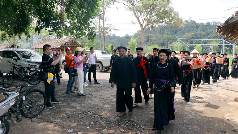 Du khách trải nghiệm một đám cưới truyền thống của đồng bào dân tộc Tày.