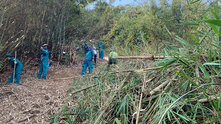 Lực lượng chữa cháy tại địa phương phát dọn tạo đường băng ngăn lửa cháy lan.