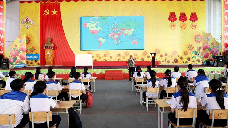 Bà Kelly Pattison, Giám đốc tổ chức Circular Learning, triển khai bài giảng áp dụng phương pháp hiện đại đến các em học sinh Trường trung học cơ sở Lê Quý Đôn, thành phố Tuyên Quang.