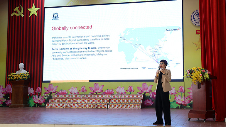 Đại diện Văn phòng chính quyền Bang Tây Úc tại Việt Nam giới thiệu về học bổng và các chương trình giáo dục của Bang Tây Úc.