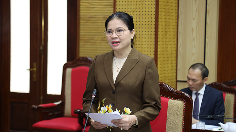 Đồng chí Hà Thị Nga, Bí thư Tỉnh ủy Tuyên Quang báo cáo tình hình phát triển kinh tế-xã hội, bảo đảm quốc phòng, an ninh trên địa bàn tỉnh.