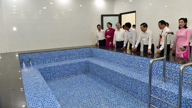 Các đại biểu tham quan khu vực tắm khoáng trị liệu của bệnh viện.