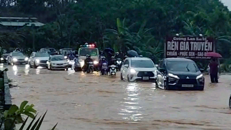 Mưa lớn gây ngập úng tại Km23 Quốc lộ 2 hướng Tuyên Quang đi Hà Giang khiến việc lưu thông của các phương tiện gặp nhiều khó khăn. Mưa lớn gây ngập úng tại Km23 Quốc lộ 2 hướng Tuyên Quang đi Hà Giang khiến việc lưu thông của các phương tiện gặp nhiều khó khăn.