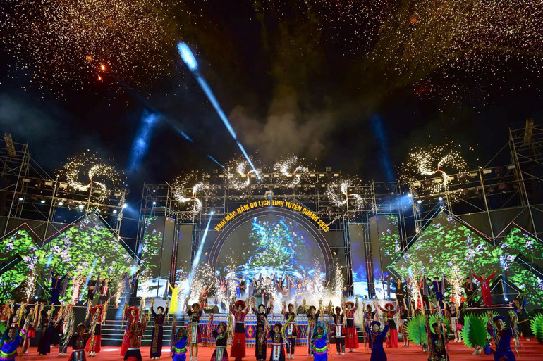 Chương trình nghệ thuật đặc sắc tại lễ khai mạc.