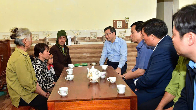 Chủ tịch UBND tỉnh Tuyên Quang Nguyễn Văn Sơn và lãnh đạo UBND tỉnh, lãnh đạo huyện Yên Sơn thăm hỏi, động viên, chia buồn với gia đình có người bị nạn. Chủ tịch UBND tỉnh Tuyên Quang Nguyễn Văn Sơn và lãnh đạo UBND tỉnh, lãnh đạo huyện Yên Sơn thăm hỏi, động viên, chia buồn với gia đình có người bị nạn.