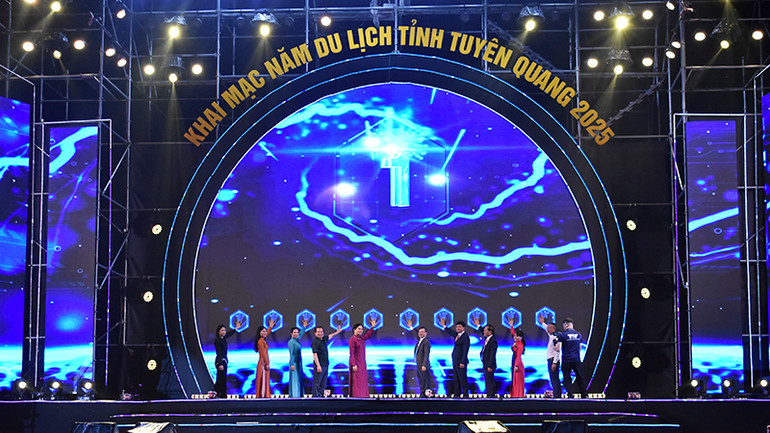 Đại biểu ấn nút khai trương quần thể Flamingo Heritage Onsen&Resort Tân Trào.