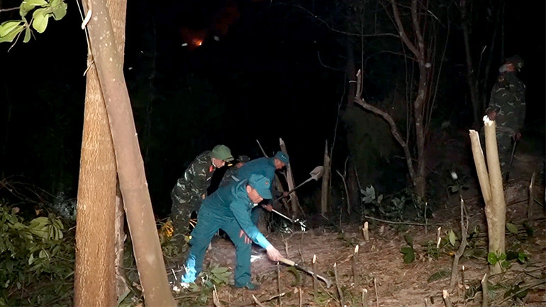 Các lực lượng chữa cháy đã không quản ngày, đêm phát dọn khoảng 1km đường băng để khoanh vùng dập tắt đám cháy. Các lực lượng chữa cháy đã không quản ngày, đêm phát dọn khoảng 1km đường băng để khoanh vùng dập tắt đám cháy.