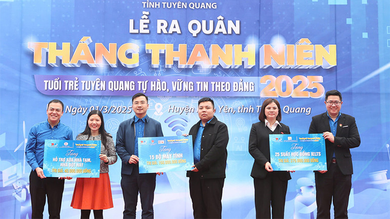 Các đơn vị tài trợ trao biểu trưng hỗ trợ tại lễ ra quân.