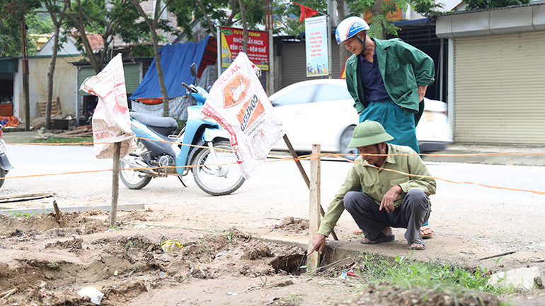 Hố sụt lún có hiện tượng lan rộng về phía sát đường Quốc lộ 2C.