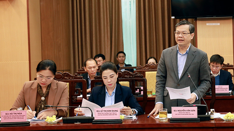 Đồng chí Nguyễn Văn Sơn, Chủ tịch Ủy ban nhân dân tỉnh Tuyên Quang báo cáo tình hình triển khai thực hiện dự án cao tốc Tuyên Quang-Hà Giang giai đoạn 1 đoạn qua tỉnh Tuyên Quang.