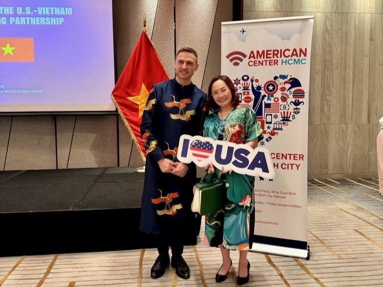 Cũng trong buổi lễ, bà Đặng Huỳnh Ức My - Chủ tịch Hội đồng Quản trị TTC AgriS đã gặp gỡ và trò chuyện cùng ông Justin Walls - Chuyên viên Quan hệ Đối ngoại của Tổng Lãnh sự quán Hoa Kỳ tại TP Hồ Chí Minh Cũng trong buổi lễ, bà Đặng Huỳnh Ức My - Chủ tịch Hội đồng Quản trị TTC AgriS đã gặp gỡ và trò chuyện cùng ông Justin Walls - Chuyên viên Quan hệ Đối ngoại của Tổng Lãnh sự quán Hoa Kỳ tại TP Hồ Chí Minh