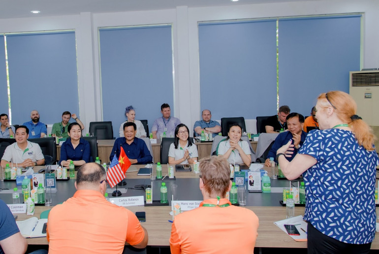 Trong chuyến tham quan nhà máy và nông trường của TTC AgriS tại Tây Ninh, Đoàn trường Đại học Tennessee, Knoxville (Hoa Kỳ) đã trao đổi các kỹ thuật canh tác, sản xuất hiện đại và kiểm soát chuỗi cung ứng trong nông nghiệp tuần hoàn Trong chuyến tham quan nhà máy và nông trường của TTC AgriS tại Tây Ninh, Đoàn trường Đại học Tennessee, Knoxville (Hoa Kỳ) đã trao đổi các kỹ thuật canh tác, sản xuất hiện đại và kiểm soát chuỗi cung ứng trong nông nghiệp tuần hoàn