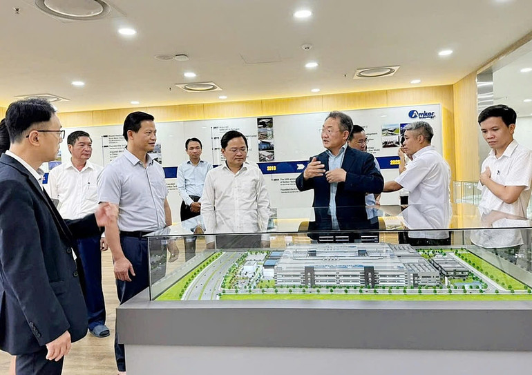 Các đồng chí lãnh đạo tỉnh thăm, làm việc tại Công ty Amkor Technology Việt Nam tại Khu công nghiệp Yên Phong II-C.