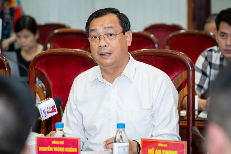 Ông Nguyễn Trùng Khánh trả lời tại tọa đàm.