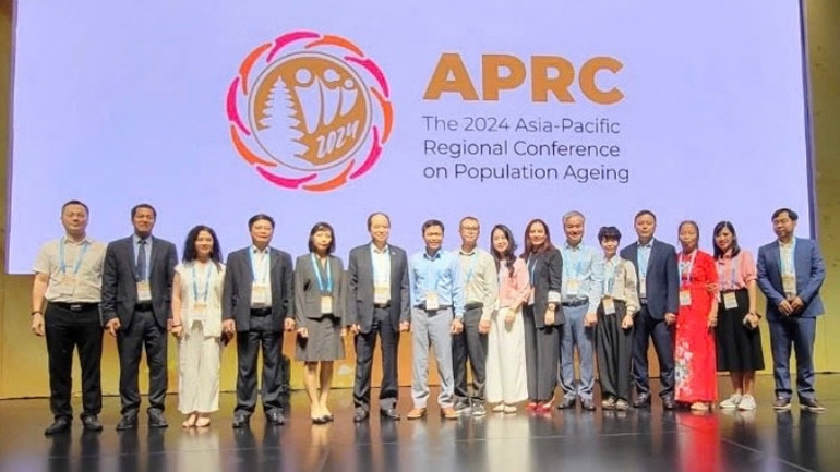 Đoàn Việt Nam tham dự hội nghị.